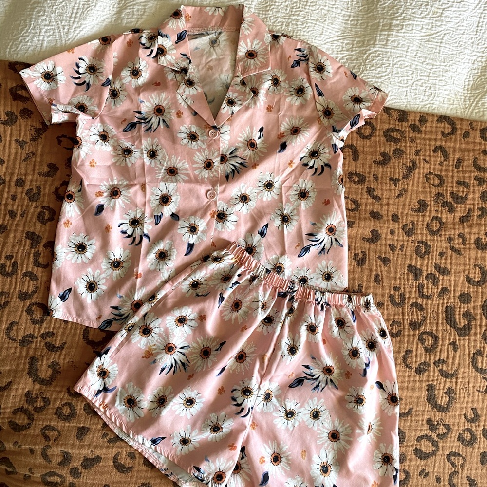 Girls pajama set.